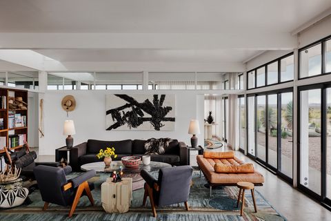 Modernes Wohnzimmer im urbanen Kunststil mit bodentiefer Fensterwand und Blick auf die Wüste jameshruizphotography-friedmanranch-8.jpg