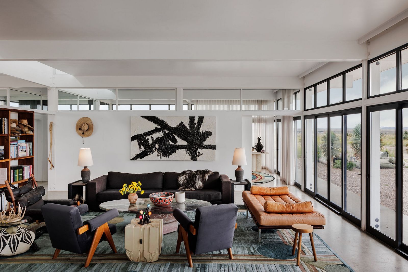 Modernes Wohnzimmer im urbanen Kunststil mit bodentiefer Fensterwand und Blick auf die Wüste jameshruizphotography-friedmanranch-8.jpg