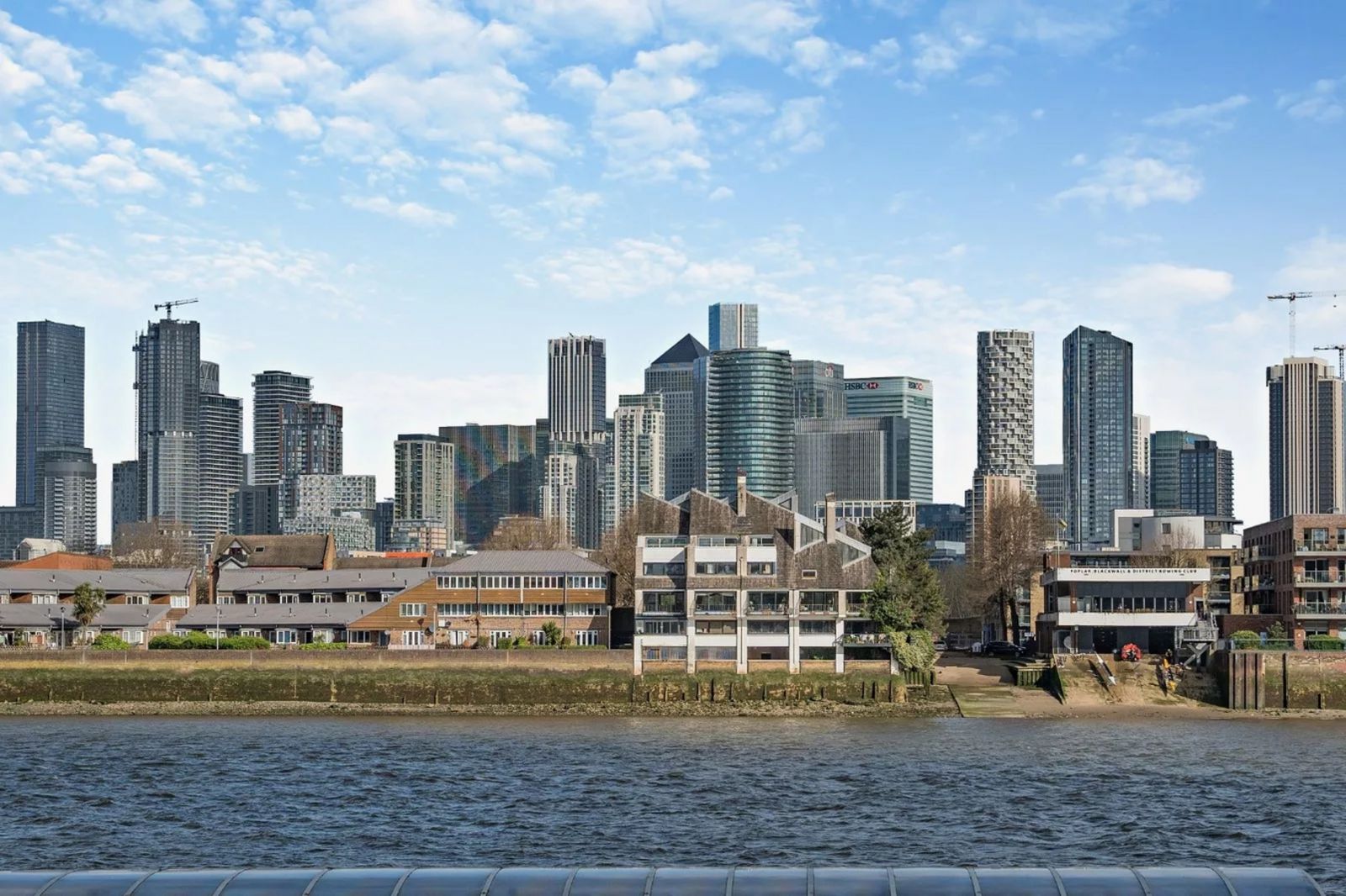 Haus an an der Themse mit London-Skyline im Hintergrund, von der anderen Flussseite aufgenommen 1660x1110_ISL240001_01.jpg