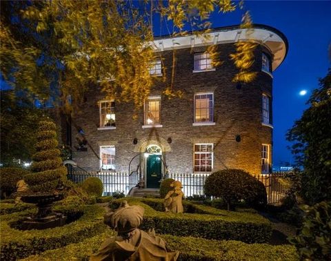 Haus bei Nacht vom Garten aus, innen stimmungsvoll illuminiert CHA240006_14.jpeg