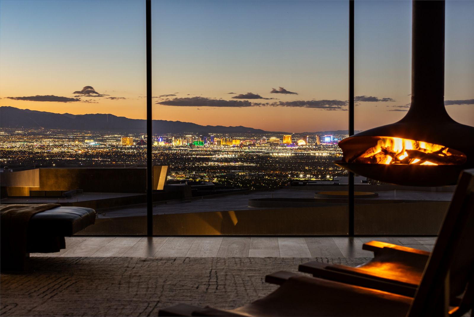 Wohnzimmer mit Blick auf Las Vegas bei Nacht Chisel_Crest_Final__WEP_-_MLS-67.jpg