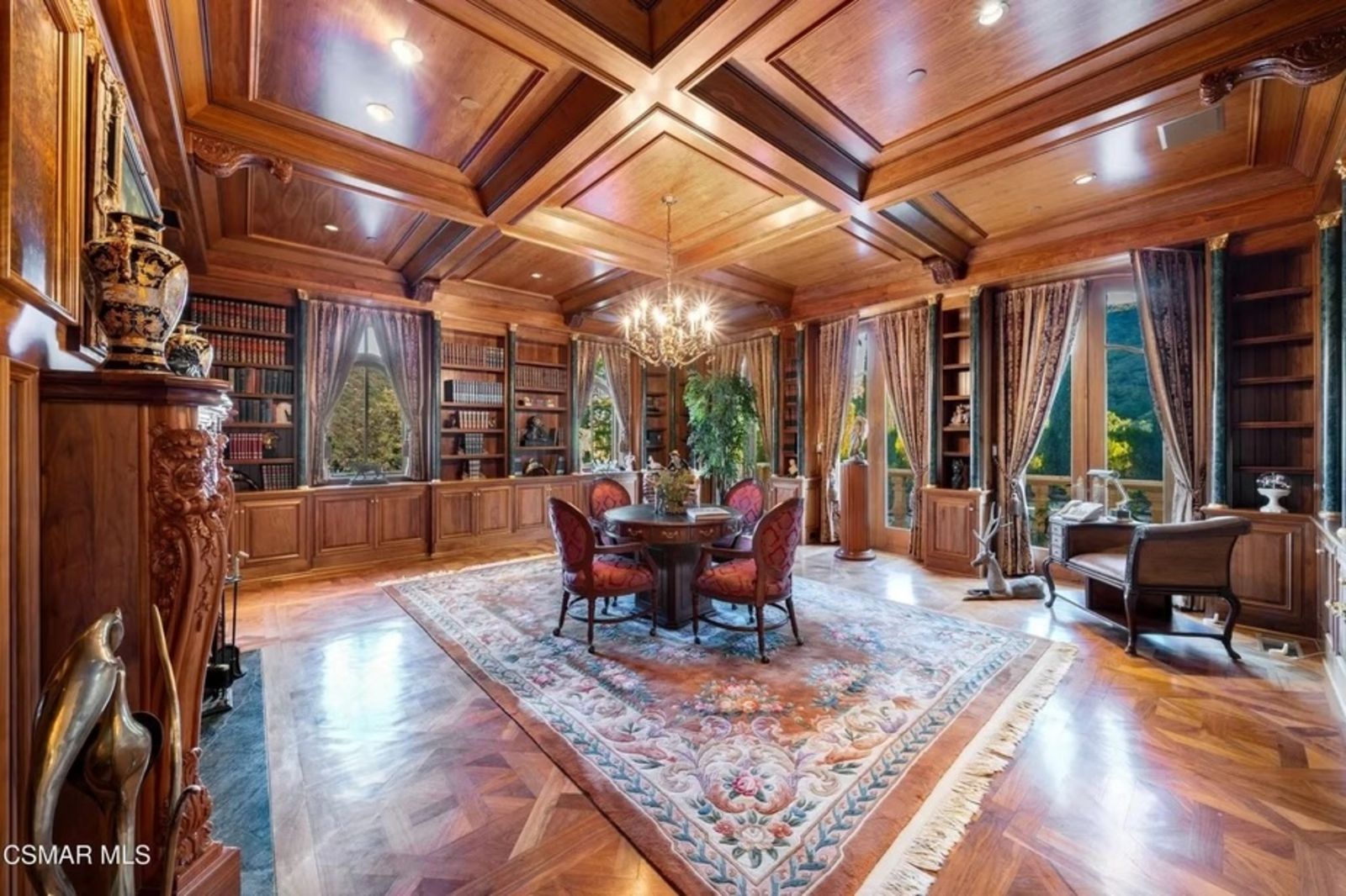 Lesezimmer mit Holzvertäfelung, Zierleisten und Holzdecke Esszimmer.jpg