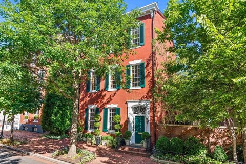 Hausansicht von der Straße – rote Steine und grüne Fensterläden imagereader3_Kopie_2.jpeg