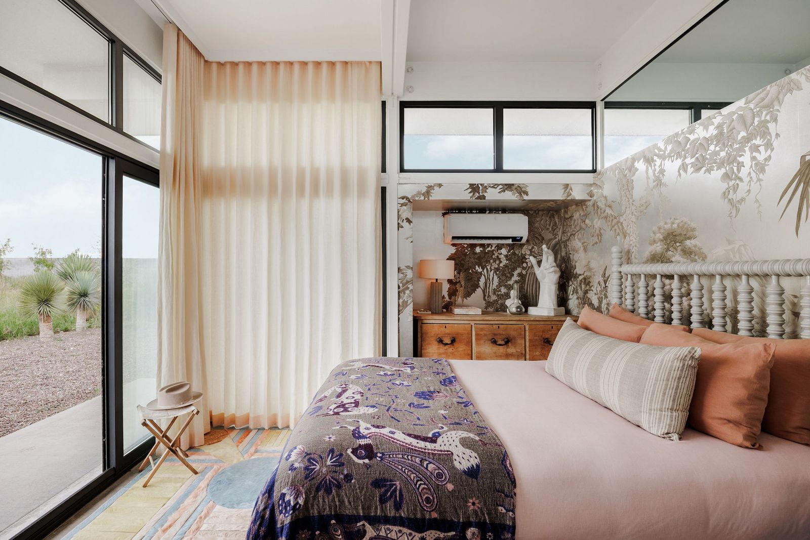 Helles, beiges Schlafzimmer im modernen Stil mit Panoramablick auf den Wüstengarten jameshruizphotography-friedmanranch-32.jpg