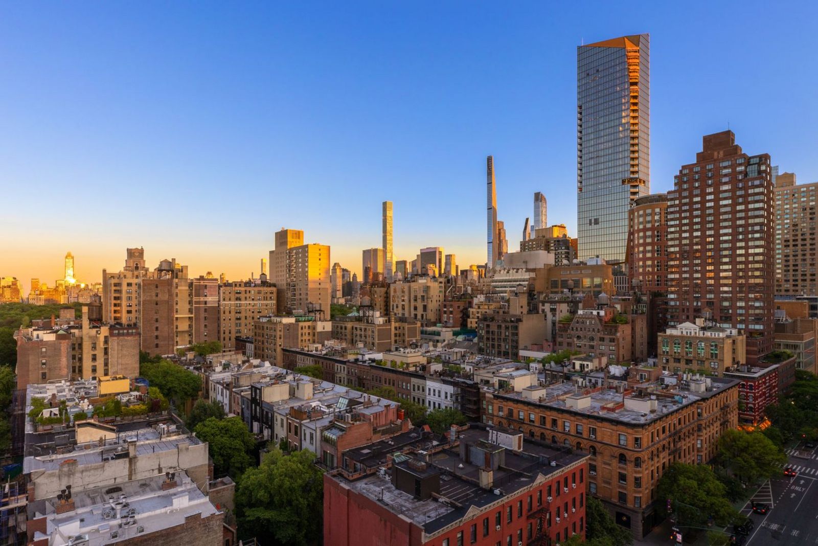 Außenansicht auf die Stadtsilhouette bei Sonnenuntergang 1500x1000g.jpeg