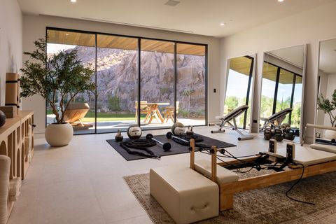 Minimalistisches Sportstudio mit Panoramablick auf die Wüstenlandschaft Chisel_Crest_Final__WEP_-_MLS-108.jpg