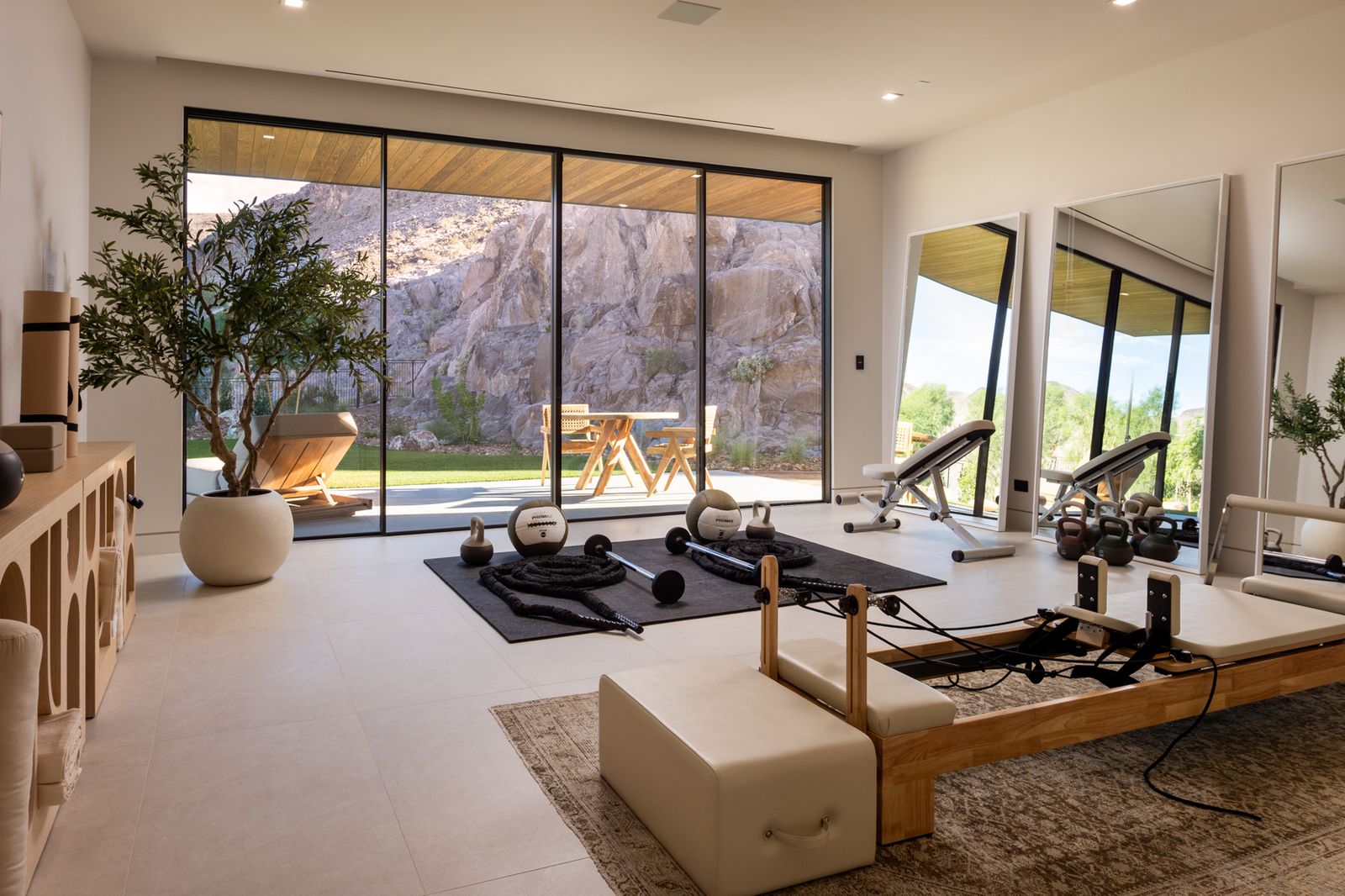 Minimalistisches Sportstudio mit Panoramablick auf die Wüstenlandschaft Chisel_Crest_Final__WEP_-_MLS-108.jpg