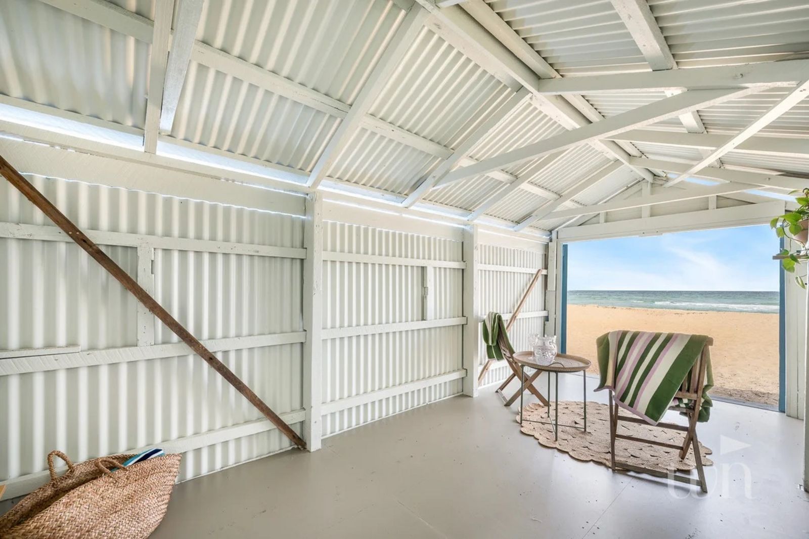 Blick vom Wohnzimmer auf Meer und Strand. 2020482416_6_1_251211_023309-w1200-h799.jpeg