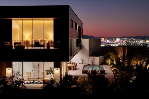 Architektenvilla mit Glasfassade bei Nacht, Las Vegas City Lichter im Hintergrund Chisel_Crest_Final__WEP_-_MLS-5.jpg