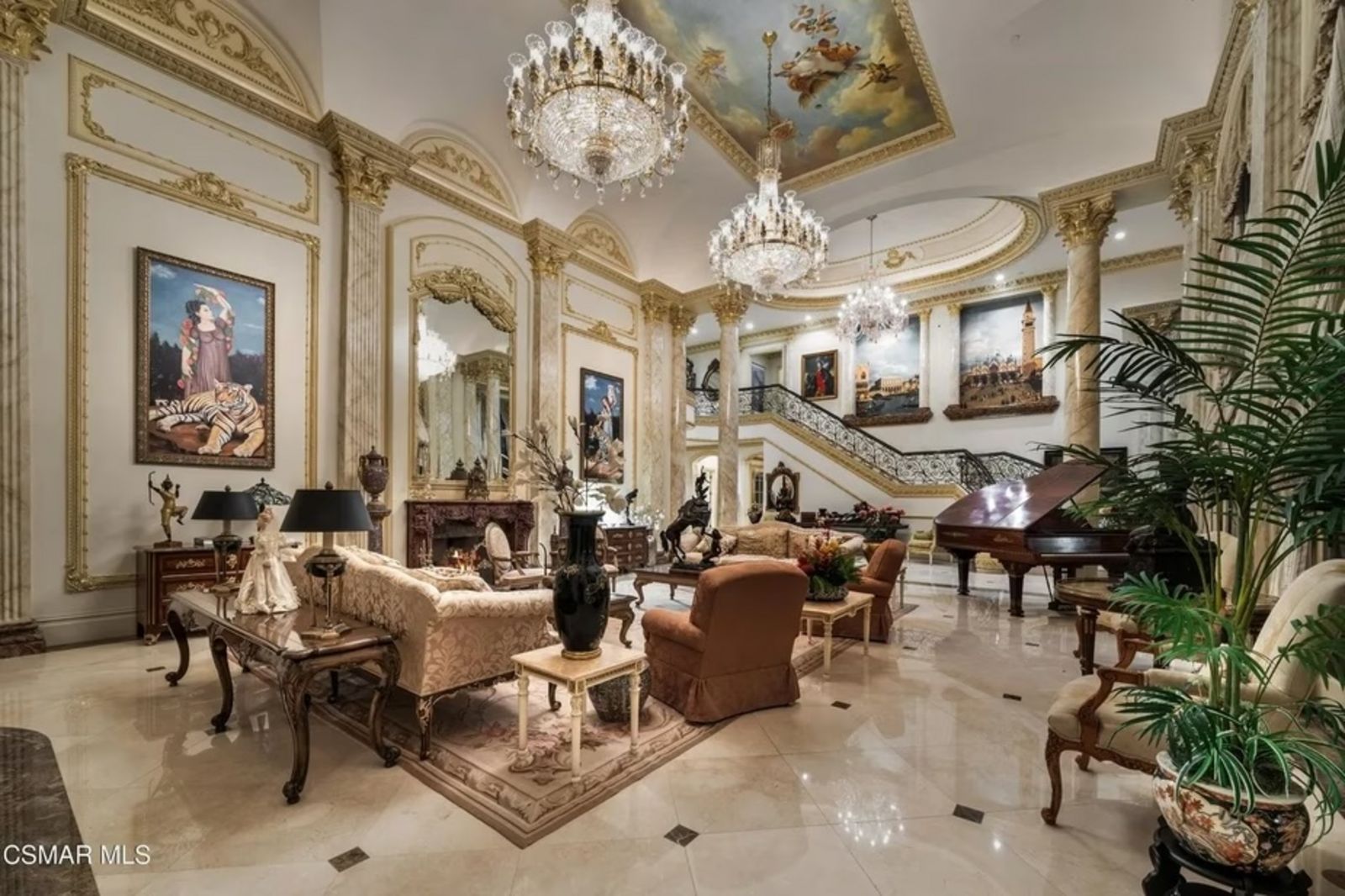 Prachtvolles Wohnzimmer mit antiken Balken, Klavier und dekorativem Deckenbild Wohnzimmer.jpg