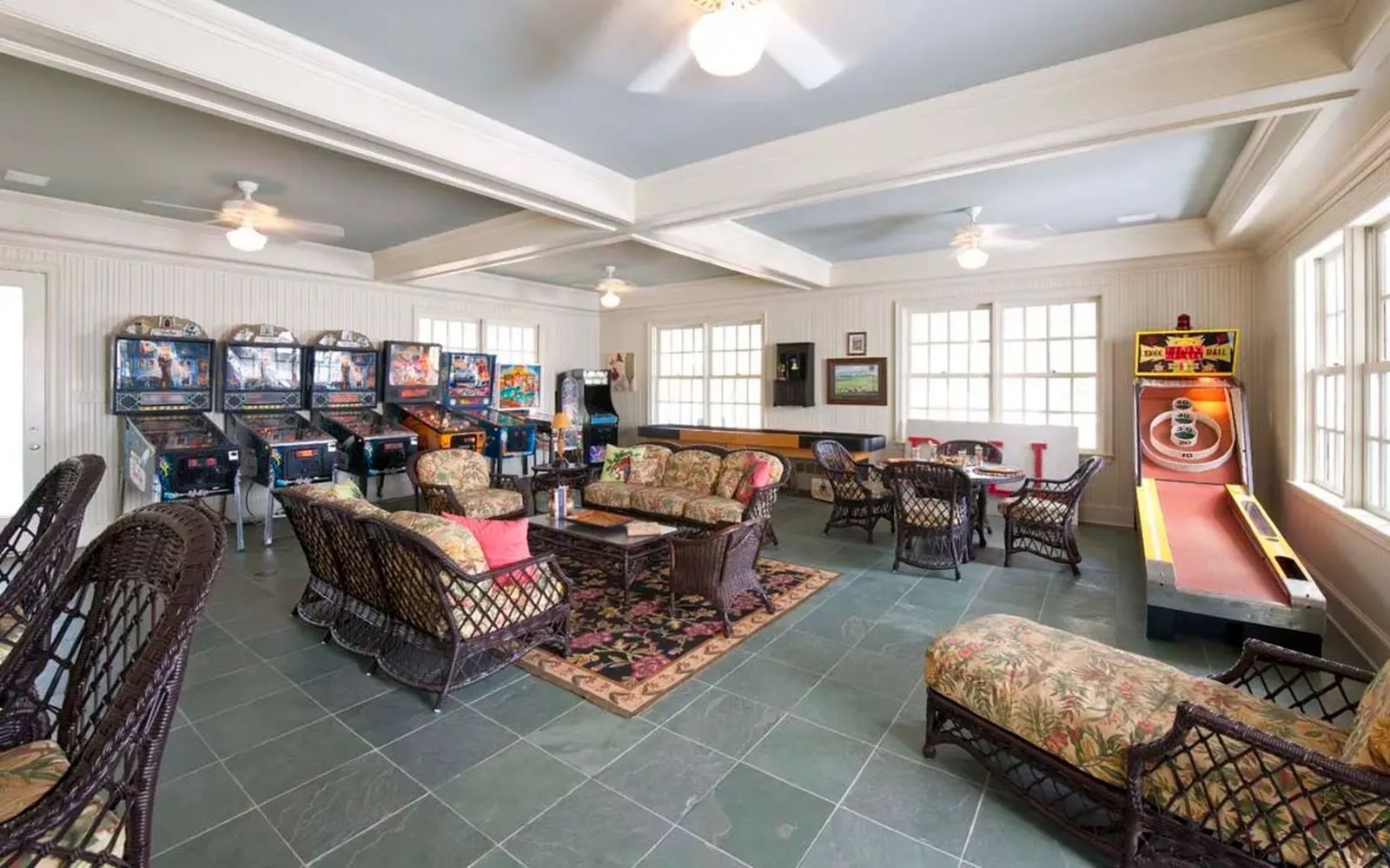 heller Raum mit Spielautomaten 1388237-12.jpgx.jpg