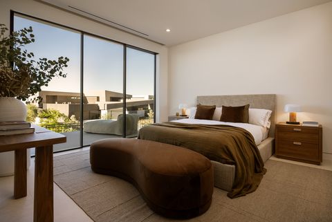 Schlafzimmer mit Panoramafenster Chisel_Crest_Final__WEP_-_MLS-105.jpg