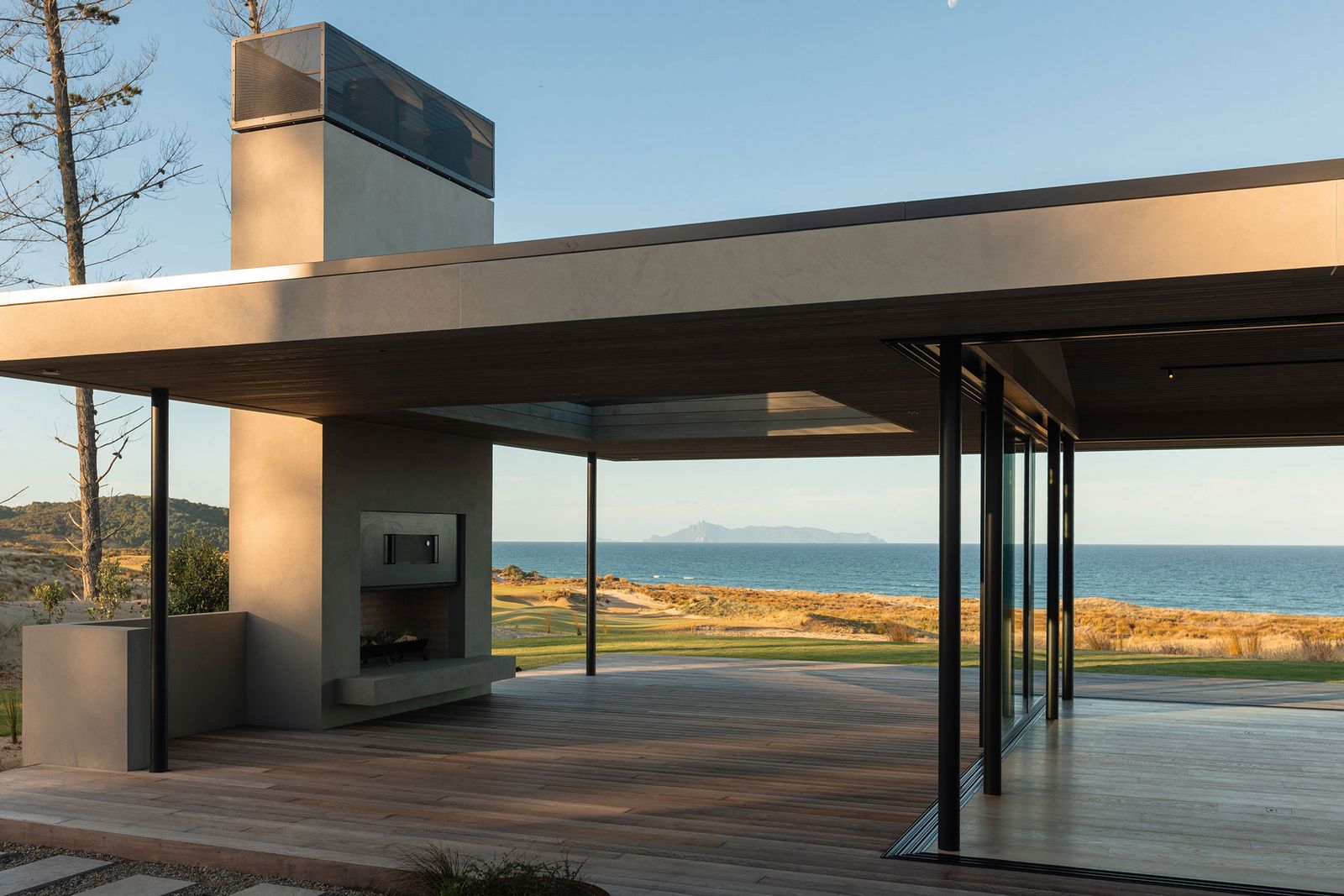 Überdachte Terrasse mit Designkamin und direktem Zugang zum Strand Te-Arai-Homesite-5.jpg
