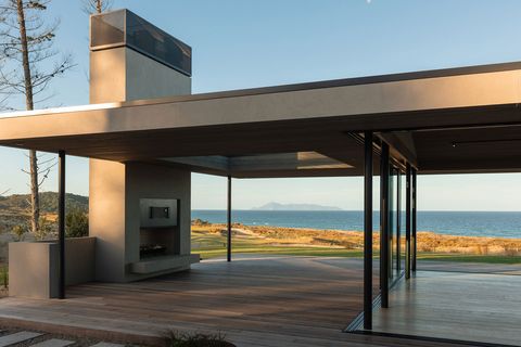 Überdachte Terrasse mit Designkamin und direktem Zugang zum Strand Te-Arai-Homesite-5.jpg