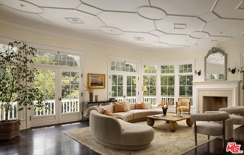 Durchlichtetes, helles Wohnzimmer mit Balkon, Terrasse zur Gartenseite und elegantem Steinkamin origin3.jpeg