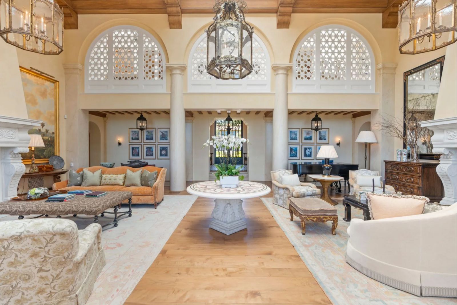 Luxuriöses Wohnzimmer in Weiß- und Beigetönen mit hoher Decke, hellem Holzboden und Marmorsäulen Sothebys3.jpg