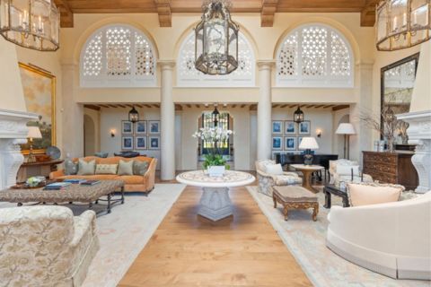 Luxuriöses Wohnzimmer in Weiß- und Beigetönen mit hoher Decke, hellem Holzboden und Marmorsäulen Sothebys3.jpg