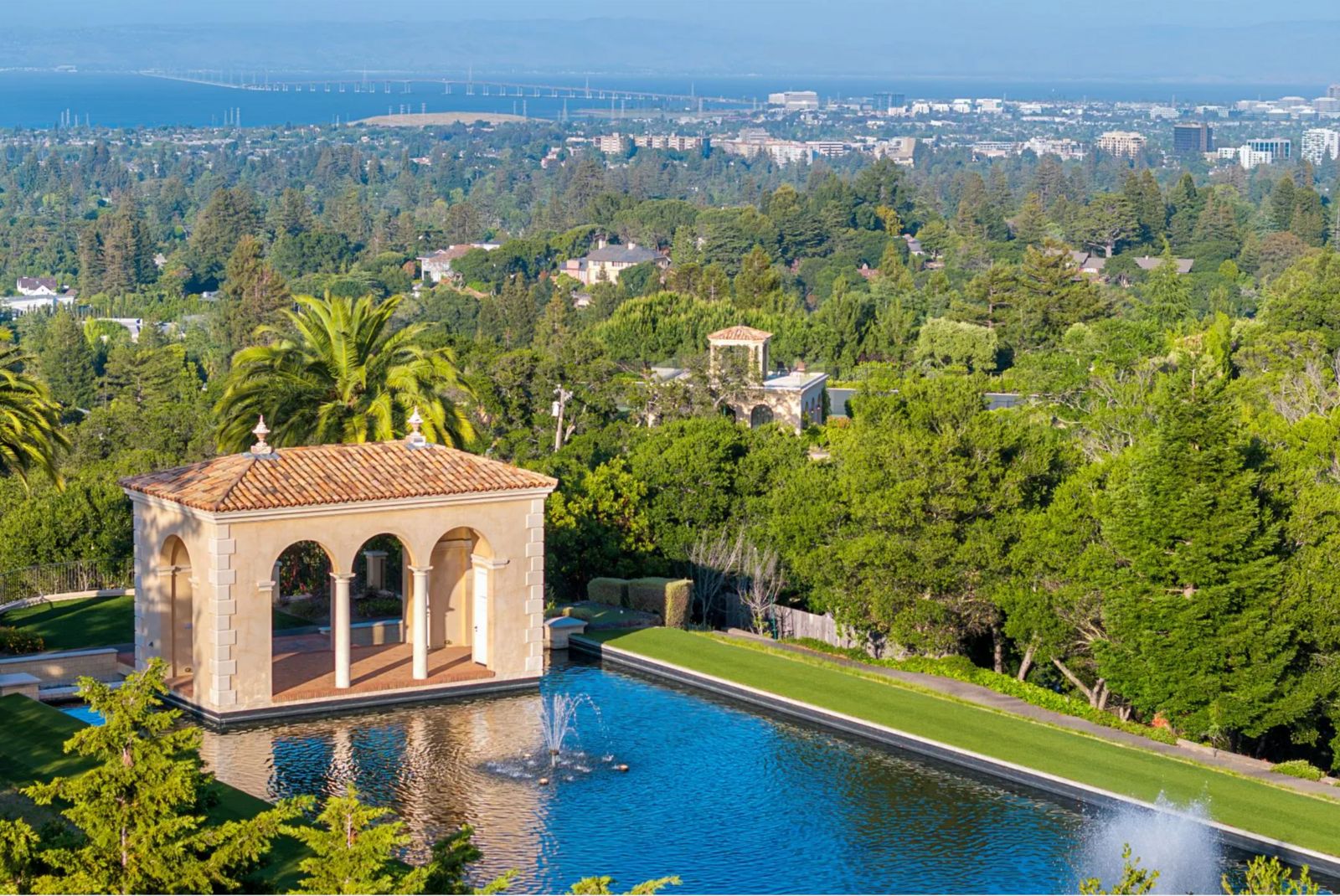 Detailaufnahme des Brunnens mit angrenzender Sommerveranda und weiter Landschaft im Sonnenlicht Sothebys5.jpg