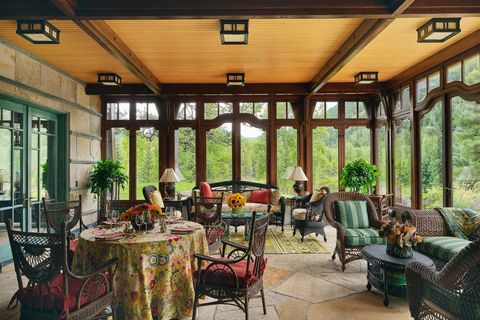 Wintergarten, Fensterrahmen aus dunklem holz, Korb- und Holzmöbel 3imagereader.jpg