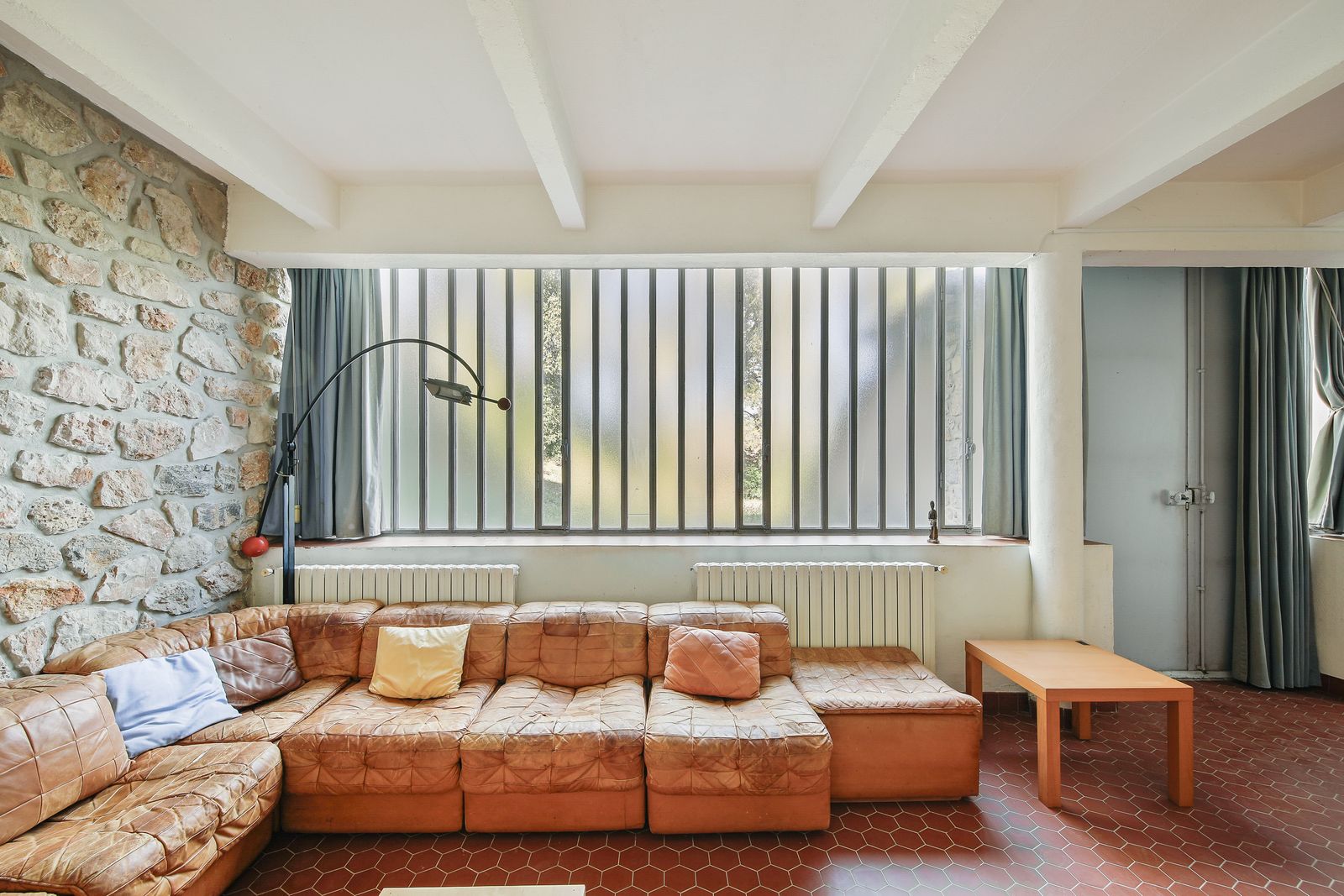 Blick auf die Sitzecke gegenüber von Couch und Fensterwand. _MG_8153-2.jpg