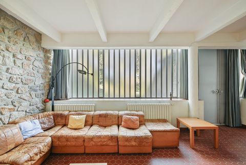 Blick auf die Sitzecke gegenüber von Couch und Fensterwand. _MG_8153-2.jpg