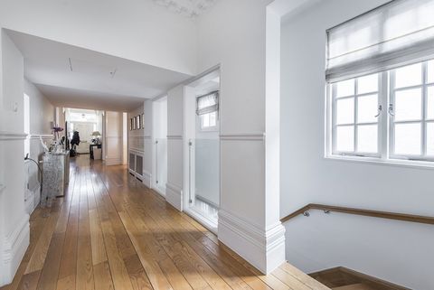 langer Flur mit Holzdielen 8jpg.jpeg