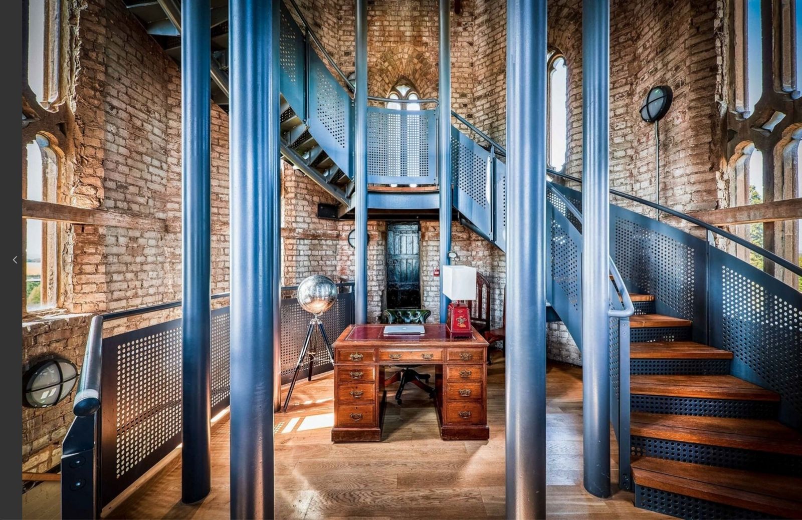 Ebene im mit Schreibtisch und Turmtreppe Fine_Country7.jpg