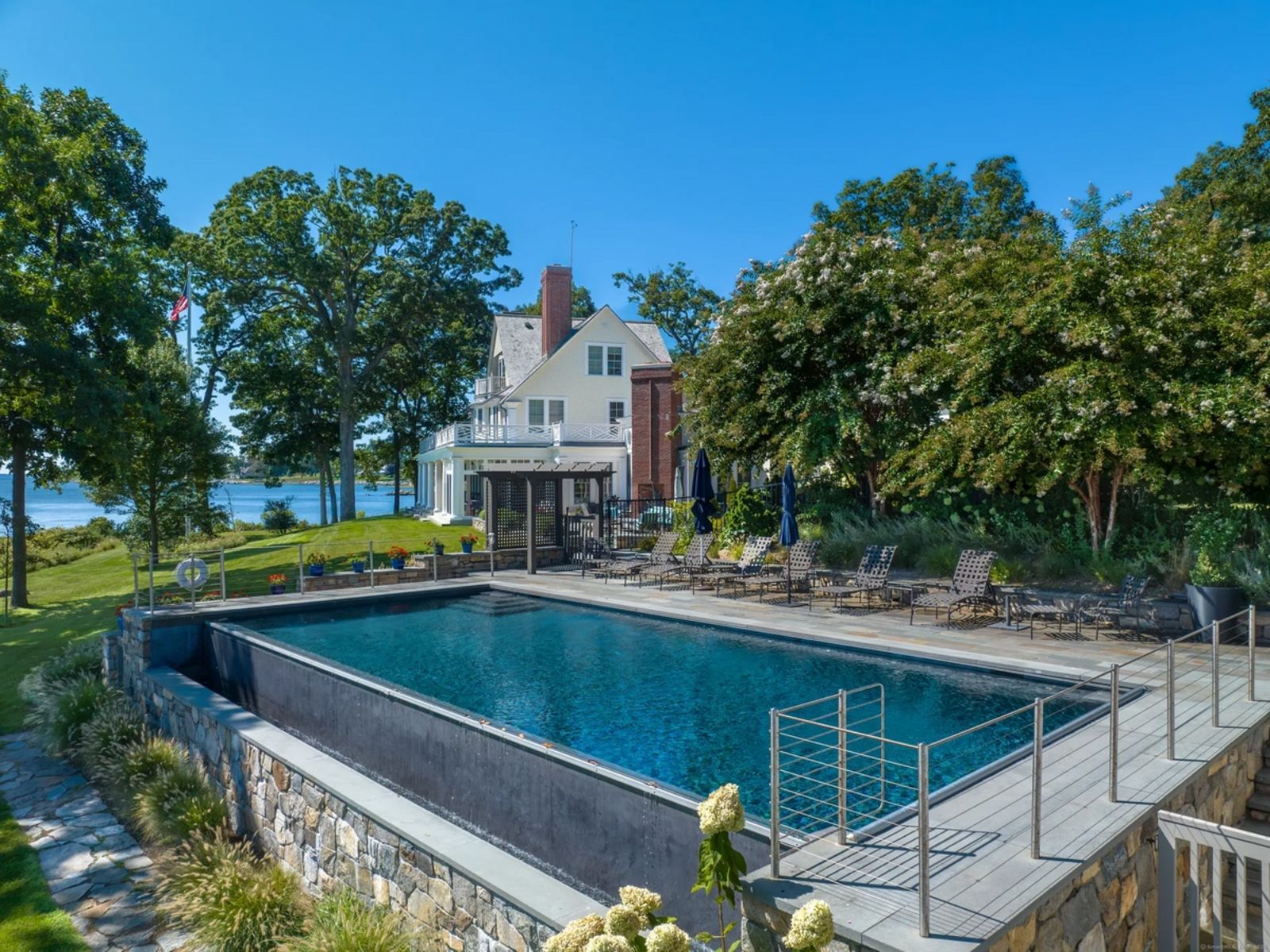 Hoher Swimmingpool auf der Gartenseite imagereader8.jpg