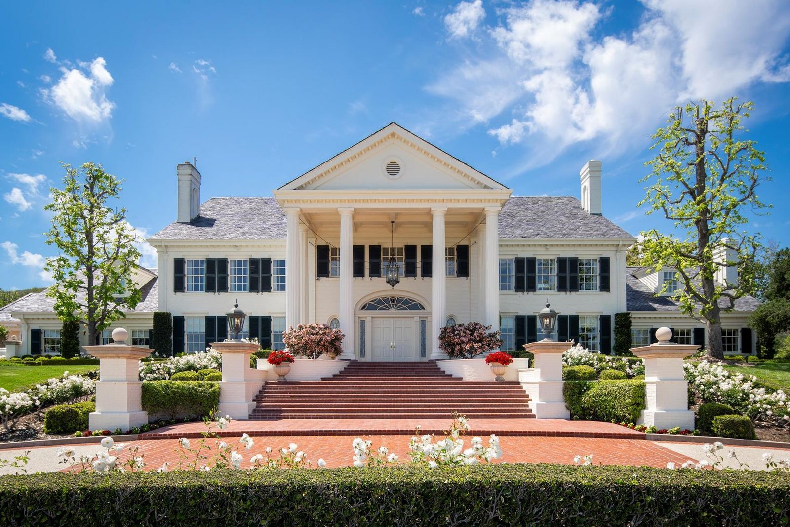 Hauseingang vom Frontyard aus mit großzügiger, repräsentativer Freitreppe 1900xxs3_01.jpeg