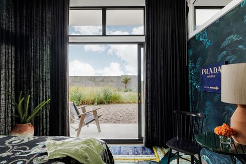 Blick vom dunklen modernen Kunstzimmer auf die Terrasse jameshruizphotography-friedmanranch-40.jpg