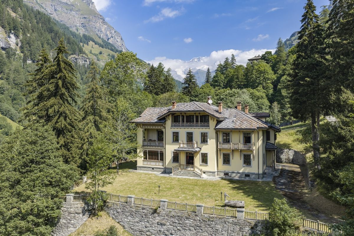 Villa_Laubenò_im_Aostatal__c__Andrea_Dal_Prato_Engel___Völkers_Valle_d_Aosta__1_.jpg
