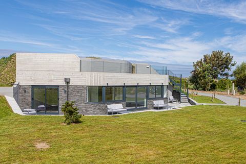 Bunker Außenseite vom Garten gesehen  679cb9c397b08188db33eb65_13.jpg