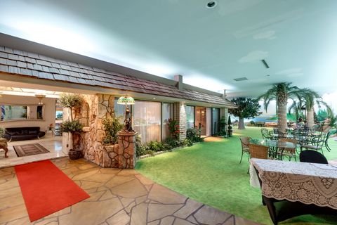 Blick vom künstlichen Garten zur nachempfundenen Hausfassade 11-web-or-mls-3970-Spencer-St-110.jpg