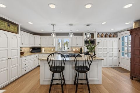 Schneebedeckte Häuser und Garagen, aus der Luft gesehen. 8f9c0c7ee58de7defca5339d592687c6-20.jpg