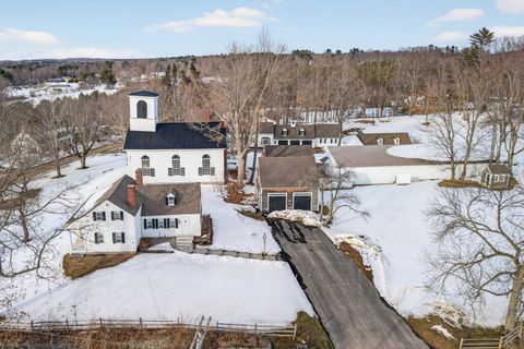 Schneebedeckte Häuser und Garagen, aus der Luft gesehen. 8f9c0c7ee58de7defca5339d592687c6-2.jpg