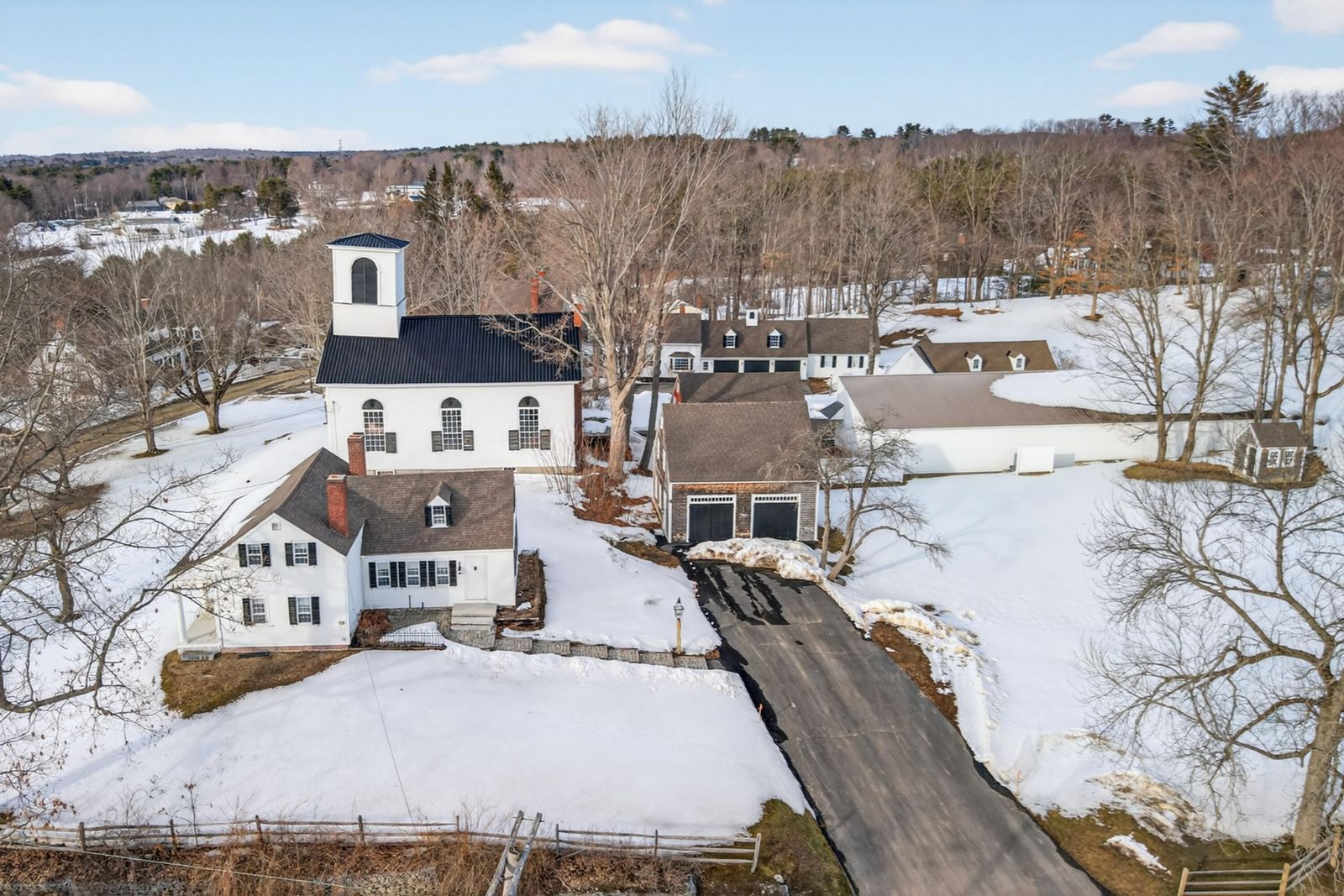 Schneebedeckte Häuser und Garagen, aus der Luft gesehen. 8f9c0c7ee58de7defca5339d592687c6-2.jpg