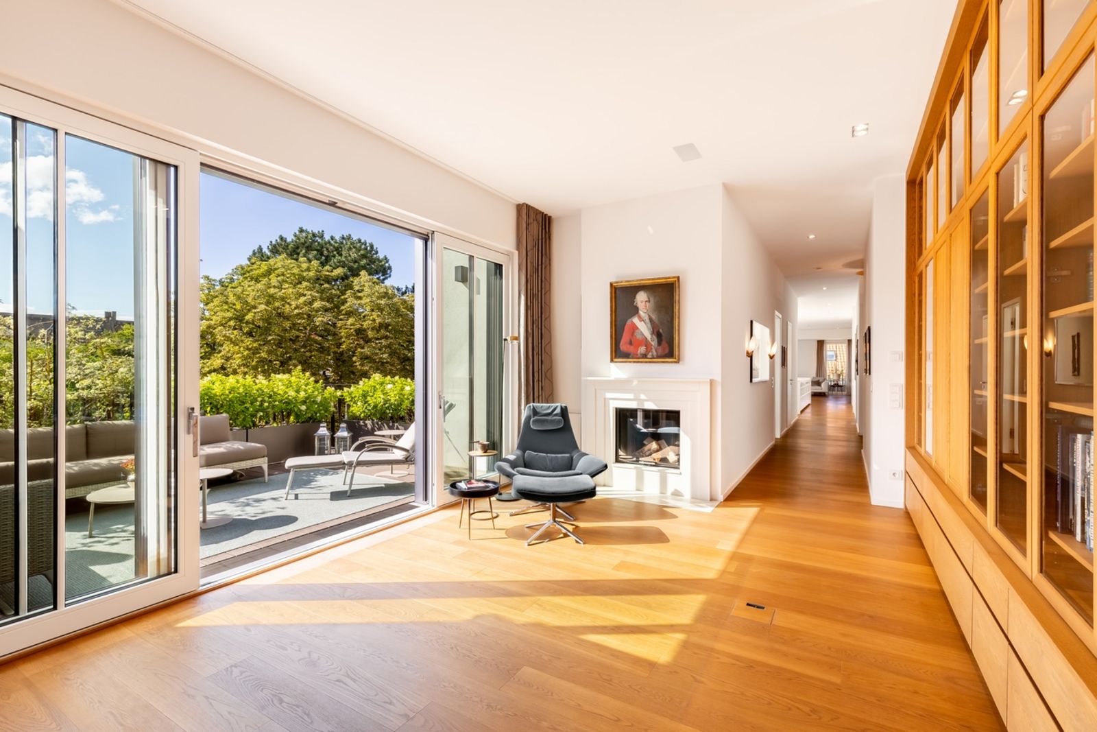 Bibliothek mit bodentiefer Fensterfront zum Balkon ETW_3344_-_Bibliothek_1.jpg