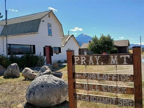 Country-Style Ortsschild von Pray mit Häusern im Hintergrund 1e86743b972876dfda2857adeffdbbd4w-c3308485131srd-w925_q80.jpeg