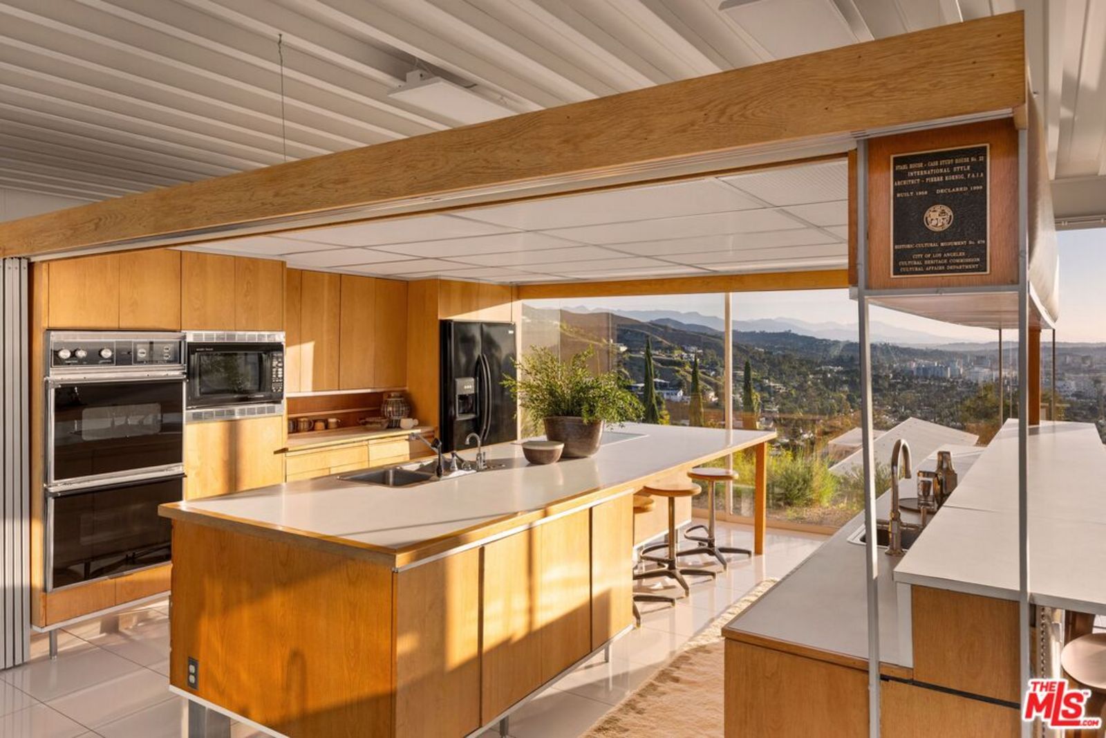 Moderne Holzküche mit bodentiefem Panoramafenster über die Hollywood Hills 6805631724152863644.jpg