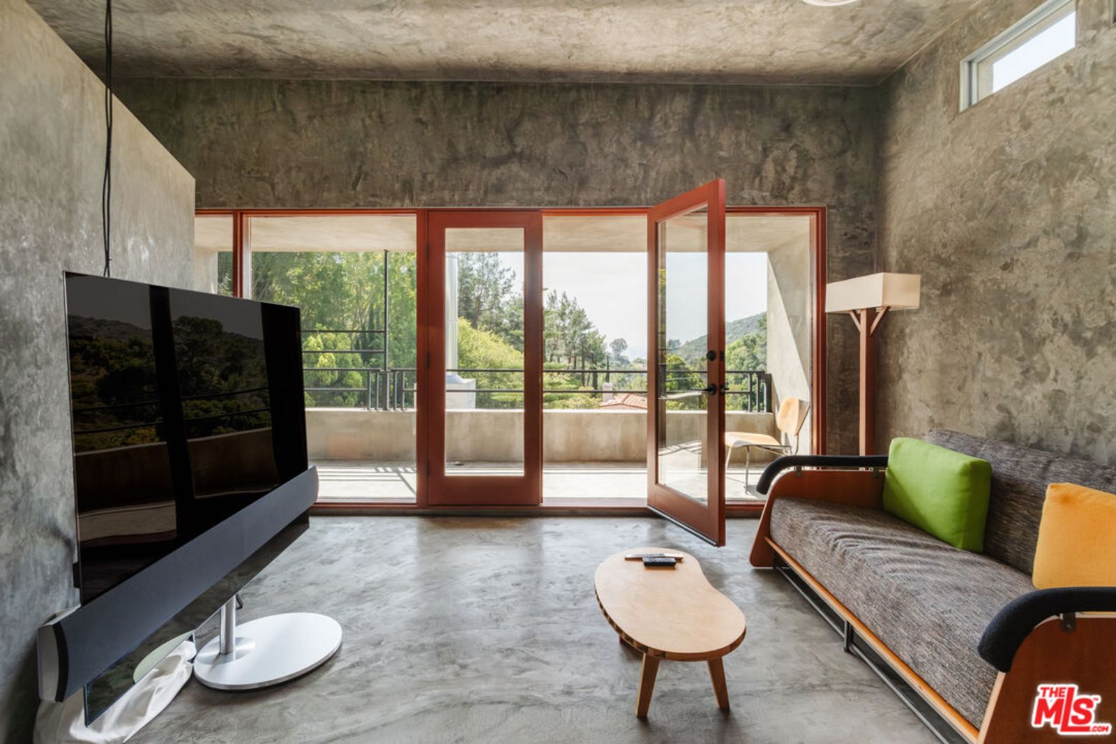 Graues Wohnzimmer mit riesigem Fernseher und Balkonterrasse 25590691_be68e3cc-1f64-4bec-8a6f-c8c315f530b1.jpg