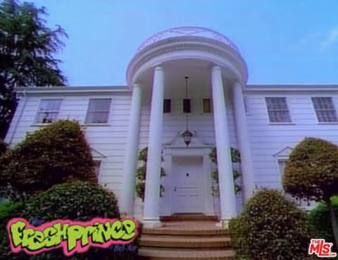 Historische Fotoaufnahme des Hauseingangs mit Kolonnaden aus der Serie „Der Prinz von Bel-Air“, mit „Fresh Prince“-Logo unten links. 5e59718eca451019be69dad3a869ec4el-m3163585660rd-w1280_h960.jpeg