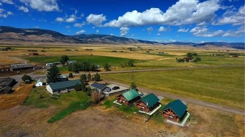 Drohnenaufnahme der Kleinstadt Pray in Montana 1542f34cfc3c43408e8a9220a83ae20dw-c2286928848srd-w925_q80.jpeg