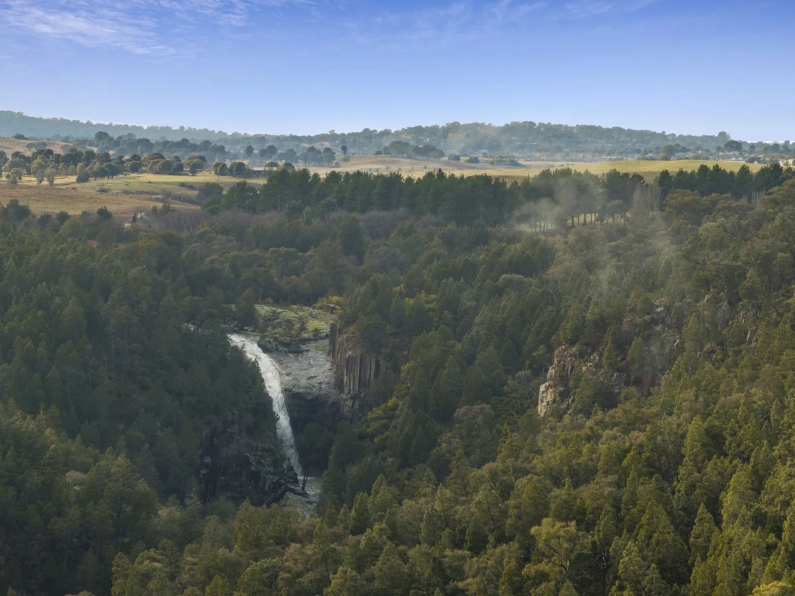 Dronenfoto vom Wasserfall und dem Wald 2019563759_9_1_241015_075623-w3992-h2992.jpg