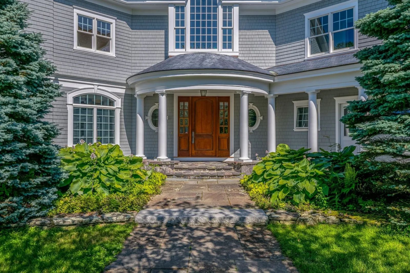 Eingang mit Vordach und Säulen imagereader6.jpg