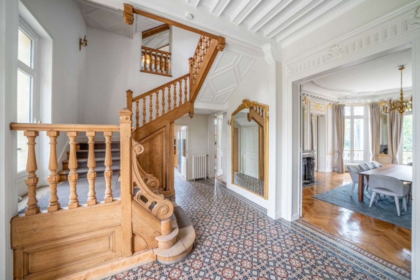 Flur mit hochwertiger Eichenholztreppe im antiken Stil JUq2xMgAoAJBhUCT.jpg
