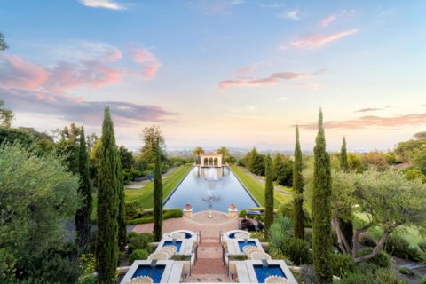 Blick vom Haus in den Innenhof bei stimmungsvollem Sonnenuntergang Sothebys2.jpg