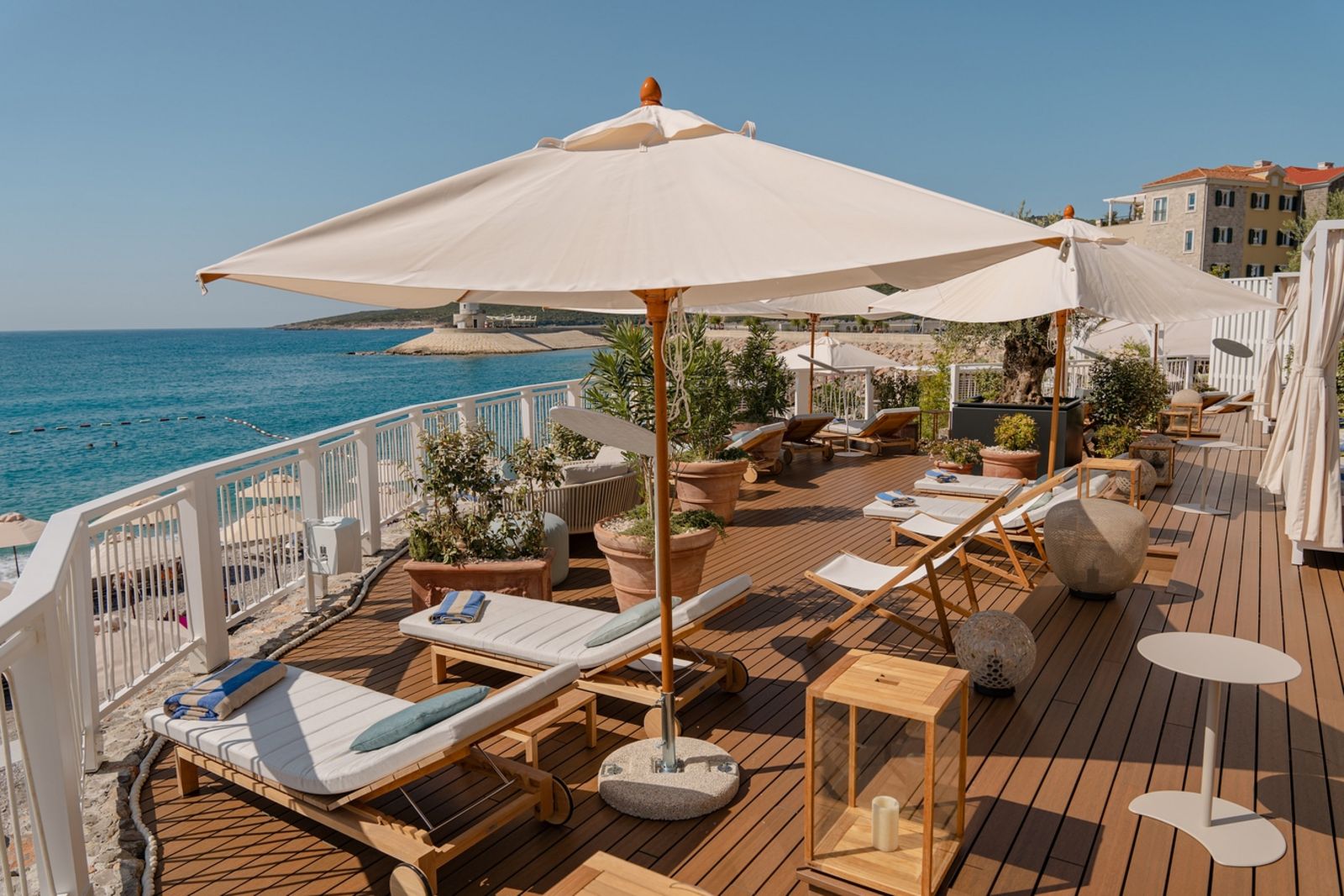 Terrasse über Strand mit Liegen und Sonnenschirmen 54221272247_5ec67056bd_o.jpg