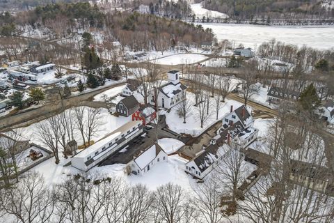 Schneebedeckte Häuser und Garagen, aus der Luft gesehen. 8f9c0c7ee58de7defca5339d592687c6-5.jpg