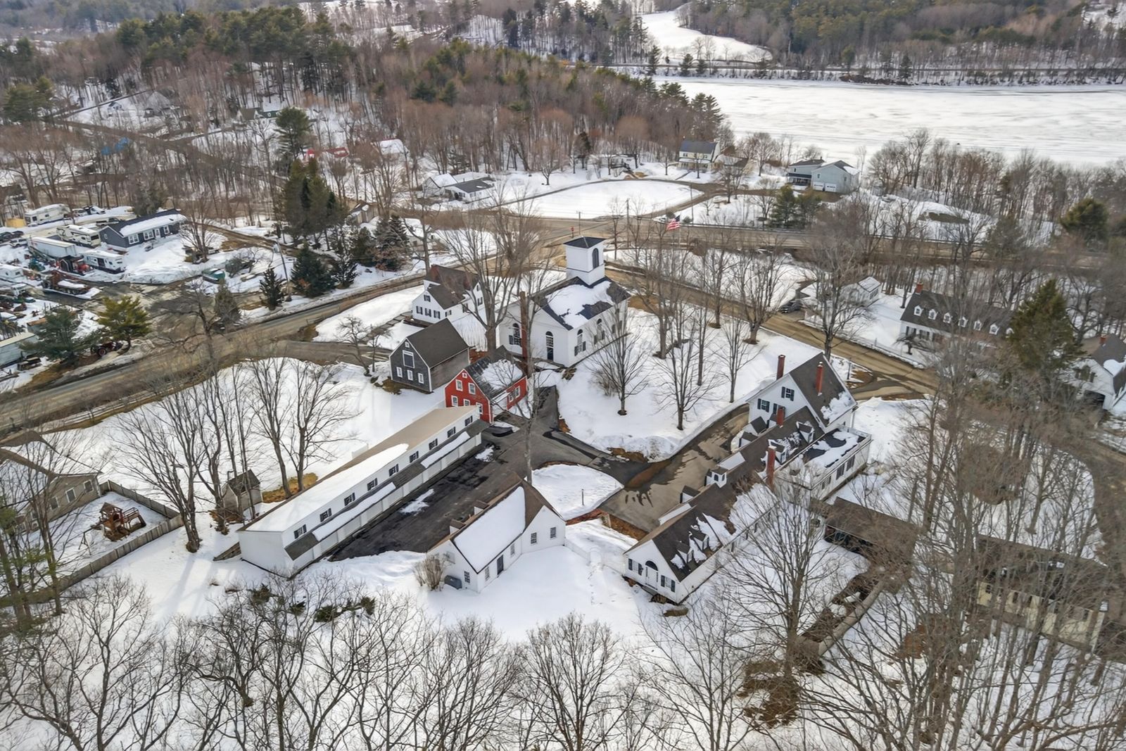 Schneebedeckte Häuser und Garagen, aus der Luft gesehen. 8f9c0c7ee58de7defca5339d592687c6-5.jpg