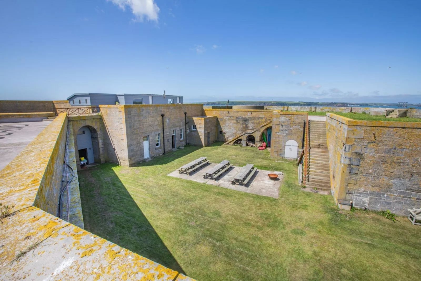 Blick von der Festungsmauer in den Hof 1660x1110_LON230071_19.jpg